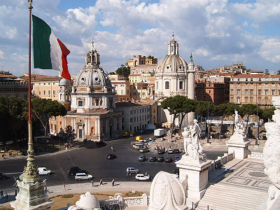 Piazza Venezia on Rooman
					liikenteen solmukohta